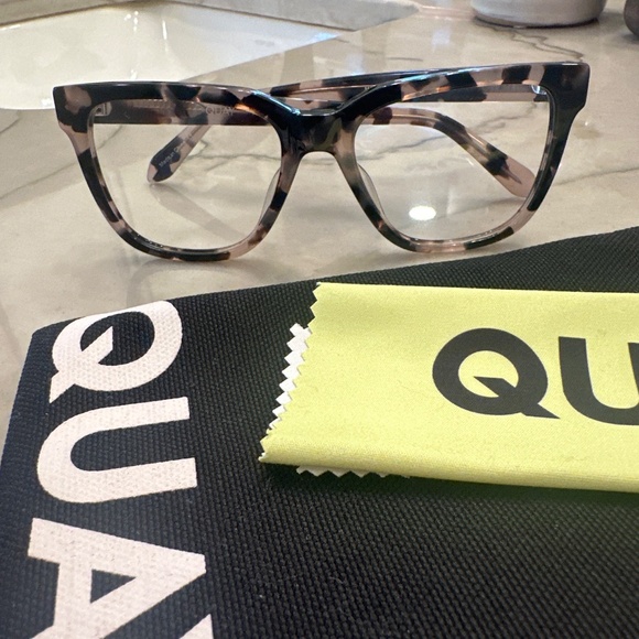 Quay Milky Tortoise Clear Lens Glasses - Picture 2 of 8